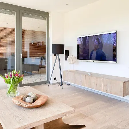 Exklusivurlauben In Mit Großen Garten Und Schöner Südterrasse, 2 Sz Und 2 Bäder *